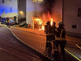 Bild: Pkw-Brand drohte auf Wohnhaus überzugreifen