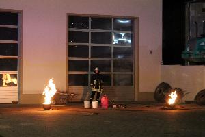 Bild: Echtes Feuer musste vor der Werkstatt bek&amp;auml;mpft werden