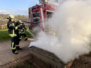 Bild: Brand eines Containers auf dem Friedhof in Eppelborn