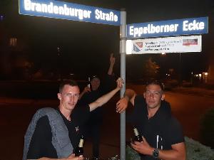 Bild: Die Jugend besuchte noch auf dem Heimweg die "Eppelborner Ecke" in Finsterwalde.