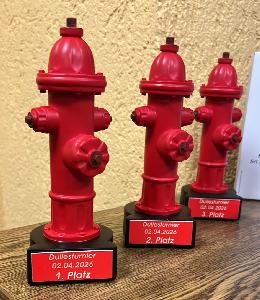 Bild: Die Pokale, eine Spender des Ortsvorstehers