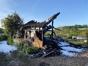 Bild: Nächtlicher Vollbrand eines Carports mit Pkw und Brennholzlager in Habach