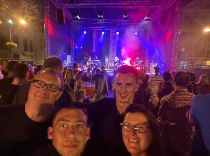 Bild: Große Bühne mit Festivalcharakter