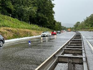 Bild: Kleinbus gerät auf der Autobahn in Brand