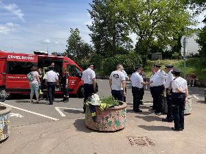 Bild: Zahlreiche Führungskräfte konnten sich am Einsatzleitwagen vom guten Übungsablauf überzeugen