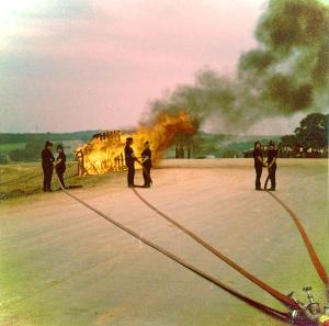 Bild: Alle drei Rohre sind zum Löschangriff vorgenommen. (Foto: HFM Ludwig Hoffmann)