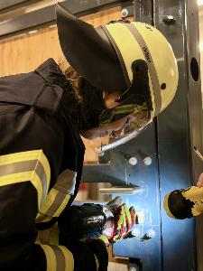 Bild: Der Löschbezirk trainierte die schnelle Türöffnung im Notfall