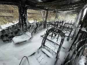 Bild: Kleinbus gerät auf der Autobahn in Brand