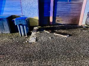 Bild: Auslaufende Betriebsstoffe nach Verkehrsunfall in der Dirminger Straße