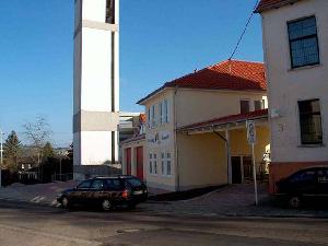 Bild: Vorderansicht des Gerätehauses (vom oberen Teil der Kirchenstraße / Augustinusstraße)