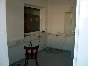 Bild: Der Funkraum (Einsatzzentrale). Von hier aus werden die Einsätze geleitet. Der Funktisch (Eigenbau) ist noch in Arbeit und noch nicht installiert.