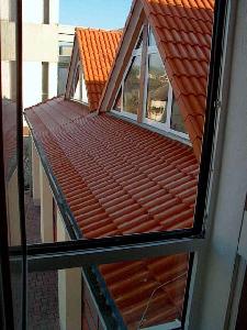 Bild: Blick aus dem Büro auf die Frontseite des Gerätehauses.