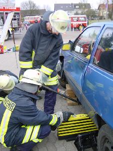 Bild: Stabilisieren des Fahrzeuges durch Unterbauen
