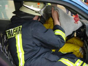 Bild: Betreuung des Patienten und Schutz vor Glassplittern während der technischen Rettung