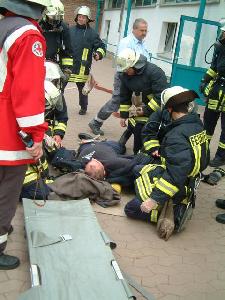 Bild: Übergabe der "Verletzten" an das DRK