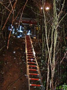 Bild: Um zur acht Meter tiefer liegenden Einsatzstelle zu gelangen, wurde eine Steckleiter eingesetzt.