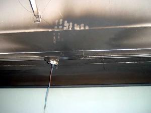 Bild: Die völlig zerstörte Fassung der Schaufensterbeleuchtung