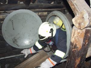 Bild: AGT beim Durchkriechen einer engen Röhre