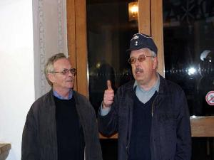 Bild: Löschbezirksführer Felix Becker mit Günter Hauth vom Pfarrverwaltungsrat als Beobachter der Übung