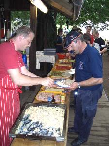 Bild: Zeltlager der Jugendfeuerwehr 2004: Abendessen