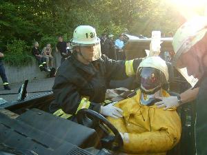 Bild: Rettung einer eingeklemmten Person aus ihrem Fahrzeug