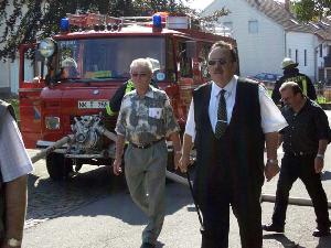 Bild: Bürgermeister und Chef der Wehr, Fritz Hermann Lutz, bei der Besichtigung der Einsatzstelle