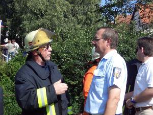 Bild: Wehrführer Hermann Josef Recktenwald im Gespräch mit dem Bubacher Löschbezirksführer Groß