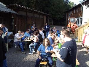 Bild: Gut 80 Personen nahmen am Familienwandertag 2004 teil