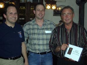 Bild: Ehrenlöschbezirksführer Hans-Jürgen Olliger (rechts) zusammen mit Eric Holzer und Sascha Müller
