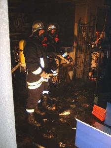 Bild: Unter Atemschutz mussten die Einsatzkräfte zum Brandherd vordringen