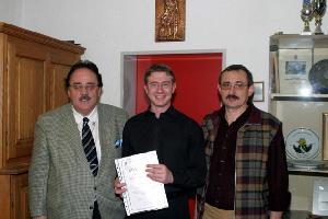 Bild: Bürgermeister Lutz (links) und Wehrführer Recktenwald (rechts) konnten Peter Hammerschmitt für 20 Jahre aktiven Feuerwehrdienst auszeichnen