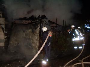Bild: Eine Garage in Holzbauweise brannte in der Nacht zum 10. März 2005 in der Wiesbacher Talstraße völlig aus
