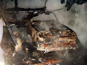 Bild: Eine Garage in Holzbauweise brannte in der Nacht zum 10. März 2005 in der Wiesbacher Talstraße völlig aus