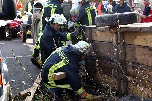 Bild: Zur Stabilisierung der Unfallfahrzeuge mussten diese mit Holzbohlen unterbaut werden