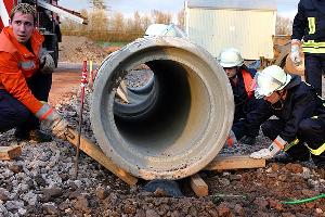 Bild: Mit pneumatischen Hebekissen wurde ein Betonrohr angehoben