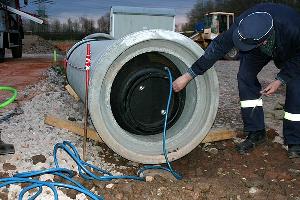 Bild: An einem Betonrohr konnte der Einsatz der Dichtkissen geübt werden