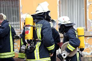 Bild: Mit umluftunabhängigem Atemschutz mussten die Einsatzkräfte in das verqualmte Wohnhaus vorgehen