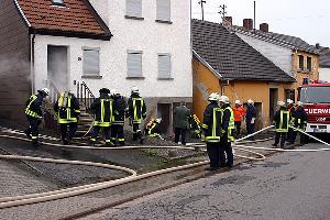 Bild: Unter realitätsnahen Bedingungen übten Feuerwehrleute aus Hierscheid und Humes in der Steinackerstraße