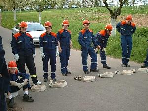 Bild: Vorbereitung auf die Leistungsspange der Jugendfeuerwehr