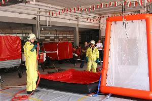 Bild: Vorbereitung zur Reinigung der beteiligten Einsatzkräfte