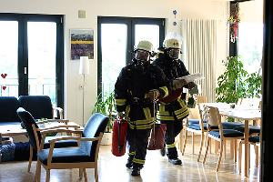 Bild: Ein Trupp unter umluftunabhängigem Atemschutz im Gebäude