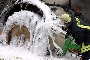 Bild: Ablöschen der Zugmaschine unter Einsatz von Löschschaum