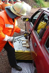 Bild: Mitglieder des Löschbezirks Hierscheid übten die Rettung von Verletzten aus einem verunfallten PKW