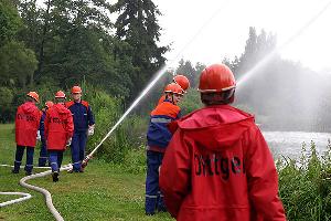Bild: Auch die Jugendfeuerwehr beteiligte sich tatkräftig an der Waldbrandübung