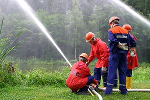 Bild: Auch die Jugendfeuerwehr beteiligte sich tatkräftig an der Waldbrandübung