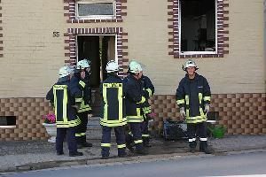 Bild: Einsatzkräfte des Löschbezirks Humes vor der Einsatzstelle
