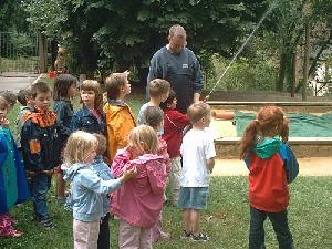 Bild: Begeisterte Kinder stürmen die Spritze