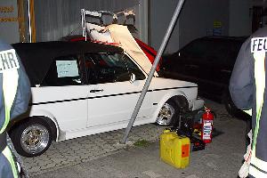 Bild: Das Unfallfahrzeug beim Verkehrsunfall in der Kirchenstraße