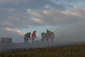 Bild: Auf einer Fläche von circa einem Hektar brannte Stroh und einige Rundballen auf dem Wackenberg