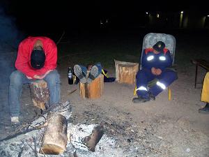 Bild: Erschöpft am Lagerfeuer nach einem langen Tag